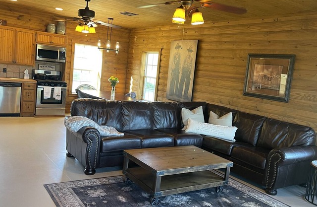 Beautiful Secluded Farmhouse Cabin