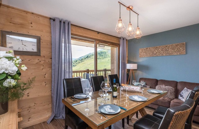 Beautiful ski-in/ski-out apartment with balcony and covered parking