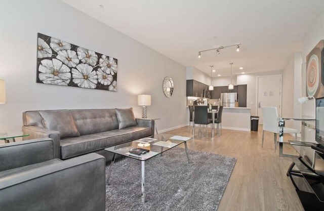 Beautiful Sky Lounge! Bayfront w/Full-sized Washer/Dryer | nr Shopping
