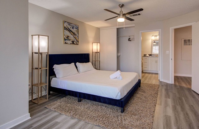 Beautiful, Spacious 2B Comfy King Beds, Fast WiFi