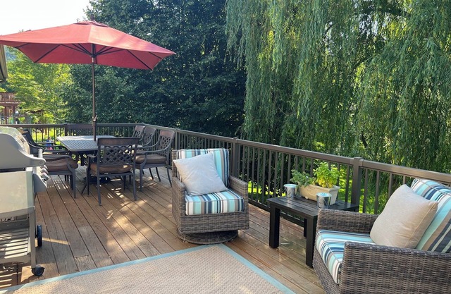Beautiful spacious 5 bedroom home resting on Boma Bluff! Gorgeous backyard!