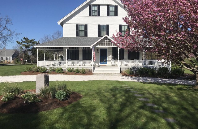 Beautiful, Spacious Antique Farmhouse Steps to Private Beach