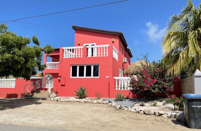 Beautiful Spacious Home minutes from the BEACH