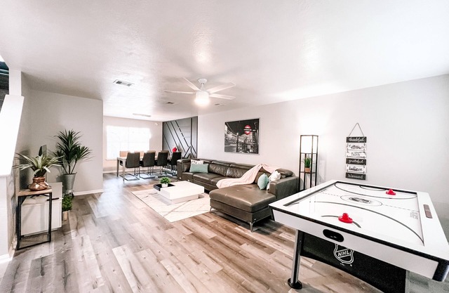 Beautiful/Spacious house