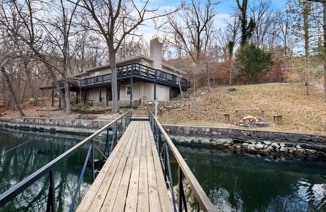 Beautiful spacious lake front home in quiet cove with dock