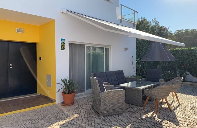 Beautiful, spacious villa with private pool located in the village of Burgau.