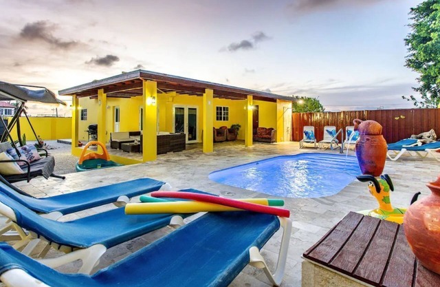 Beautiful & spacious villa with private pool, just 3 minutes from Eagle Beach