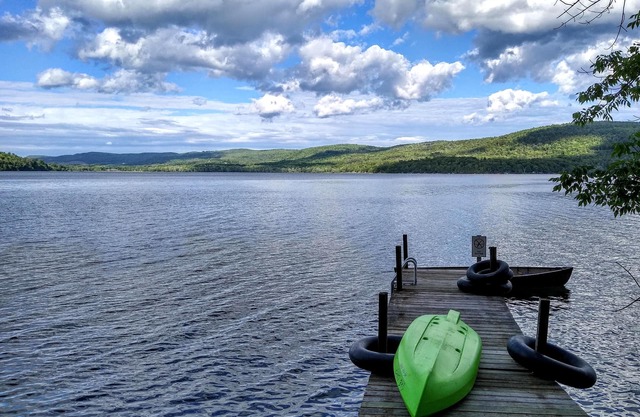 Beautiful spot on the lake.10 miles to Dreams Park
