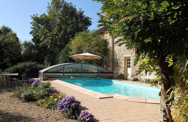 Beautiful stone house "country chic", private heated pool, play area