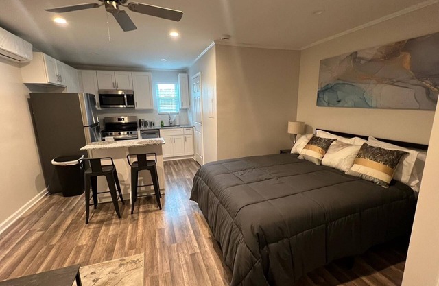 Beautiful Studio Apt 10 - Upstairs