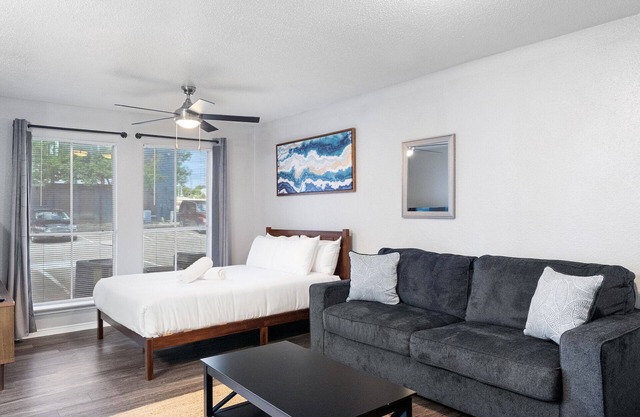 Beautiful Studio in University Hills 9443