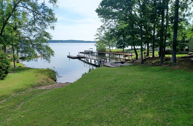 Beautiful Sunrises! Lakefront Family Getaway on Lake Murray w/Private Dock WiFi