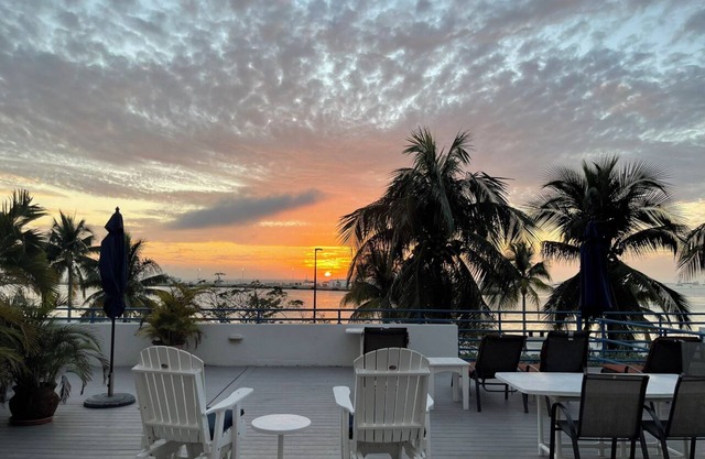 Beautiful sunsets! Harbour Place, Truman Annex. Walk or bike to everything!