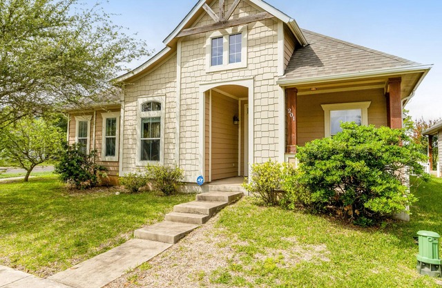 Beautiful Texas home with inviting patio, washer/dryer & AC - great location
