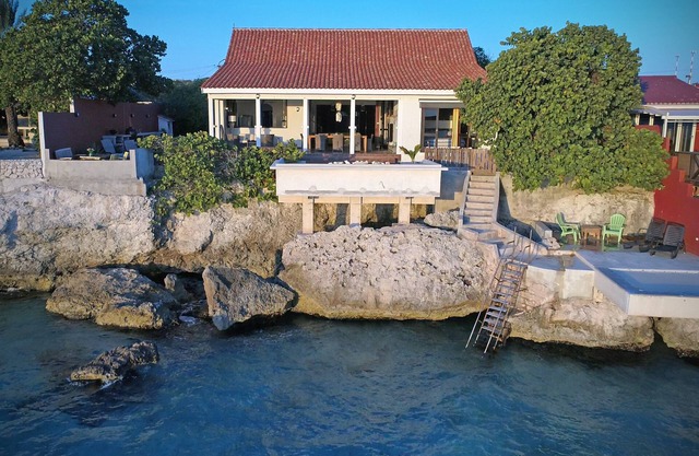 Beautiful tropical villa with private access to the sea