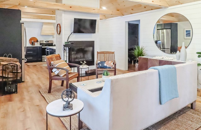 Beautiful updated lakefront home with a washer/dryer, grill & dog-friendly