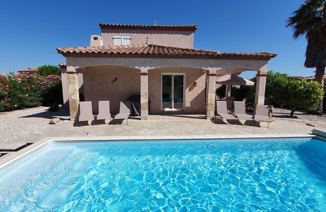 Beautiful villa with pool, close to the shops of Laroque des Albères!