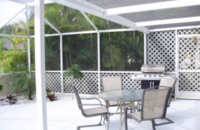 Beautiful vacation pool home, on Lake Camille