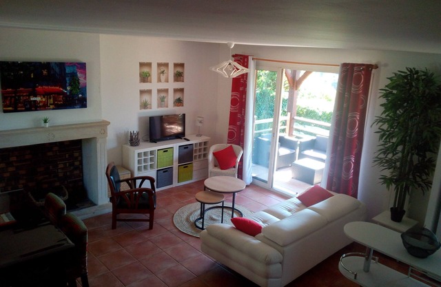 Beautiful view over the heights of Sarlat in a quiet, not overlooked location with air-conditioned swimming pool.