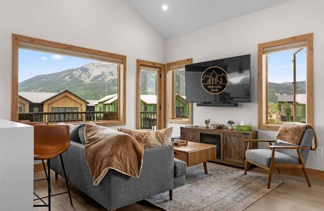 Beautiful Views- Great Location