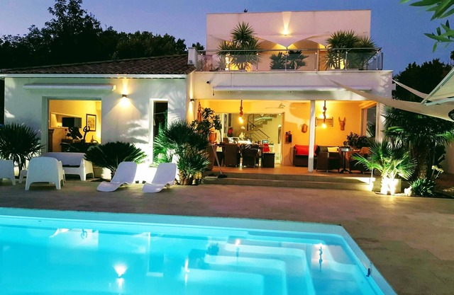 BEAUTIFUL VILLA IN PROVENCE WITH HEATED PRIVATE POOL AND AIR CONDITIONING