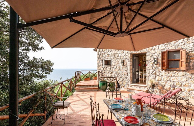 Beautiful villa for 6 guests with WIFI, A/C, TV, terrace and parking
