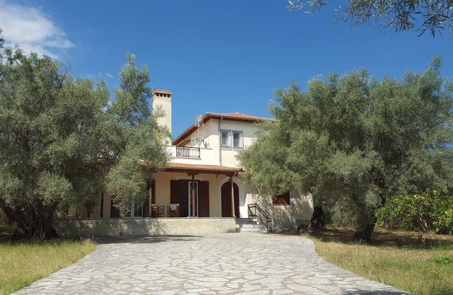 Beautiful villa 2km from Lefkas downtown