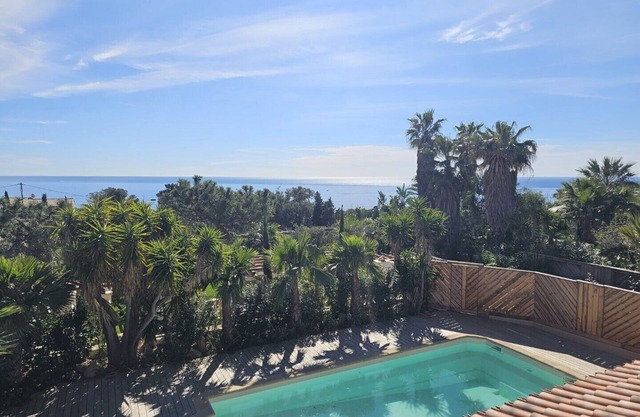 Beautiful villa for 10 people, large swimming pool, air con, close to the sea