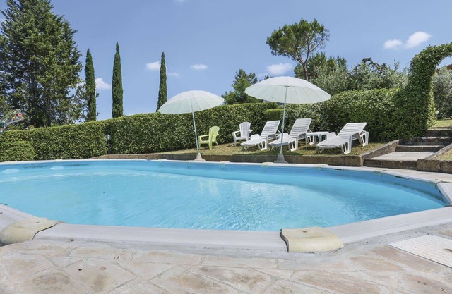 Beautiful villa for 12 people with private pool, TV, patio, pets allowed and parking