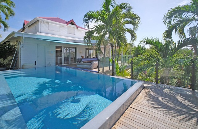 Beautiful Villa for 12, pool and jacuzzi with private pontoon on the Marina