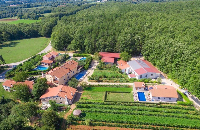 Beautiful villa for 12 guests with private pool, A/C, WIFI, TV, terrace, pets allowed and parking