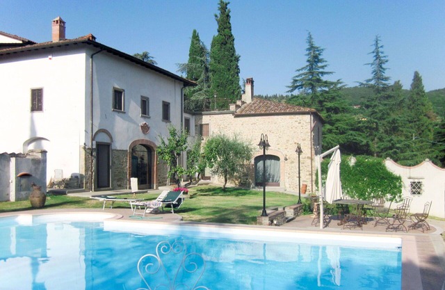 Beautiful villa for 2 guests with pool, TV and patio