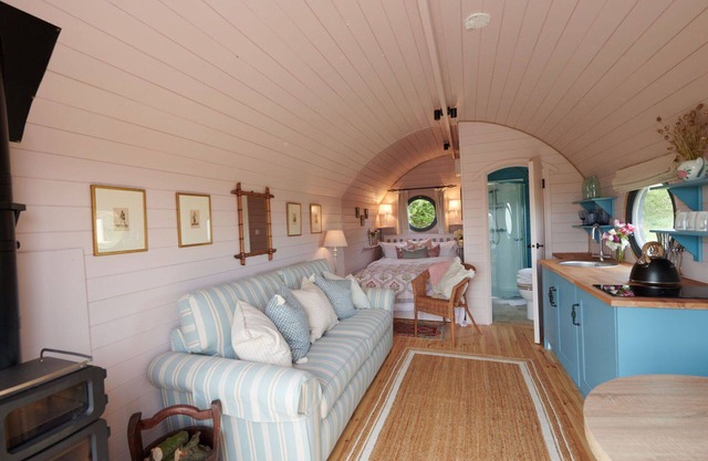 Beautiful villa for 4 guests with hot tub, terrace, pets allowed and parking