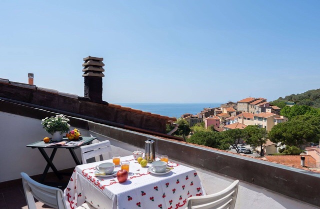 Beautiful villa for 6 guests with TV, terrace, panoramic view and parking