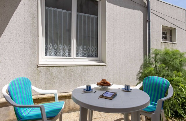 Beautiful villa for 2 guests with TV, patio and parking