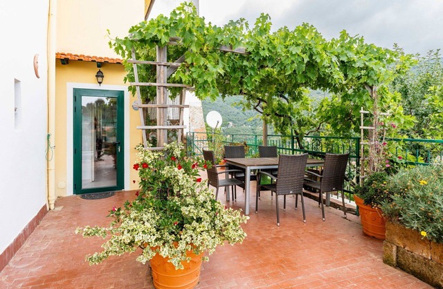 Beautiful villa for 6 guests with WIFI, TV, terrace and parking