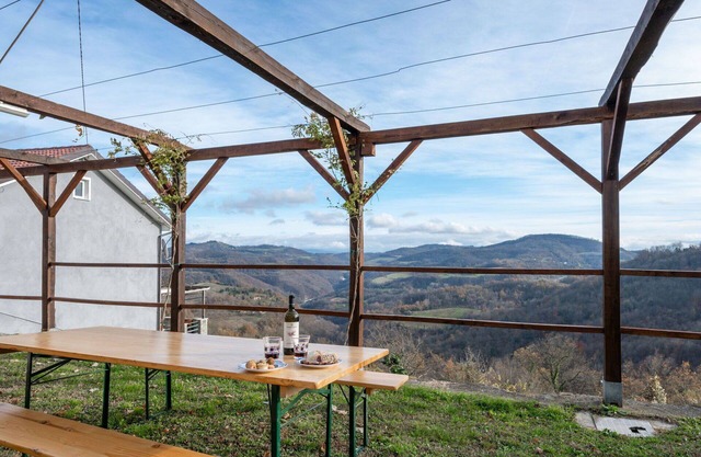 Beautiful villa for 7 guests with hot tub, WIFI, TV, patio, pets allowed and panoramic view