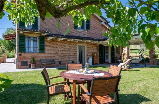 Beautiful villa for 4 guests with WIFI, TV, patio, pets allowed and parking
