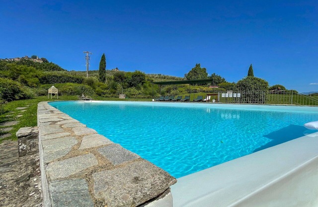 Beautiful villa for 4 guests with WIFI, pool, TV, patio, pets allowed, panoramic view and parking