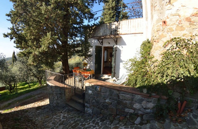 Beautiful villa for 4 guests with TV, terrace and pets allowed, close to Lucca