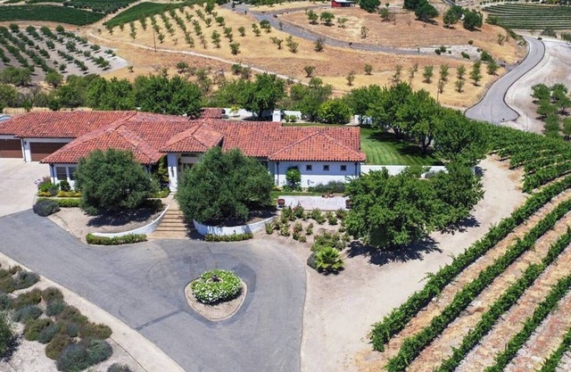Beautiful villa in Paso Robles Wine Country with Swimming Pool and Hot Tub