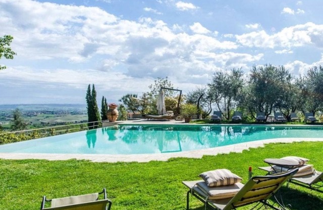 Beautiful villa with swimming pool, ideal for groups