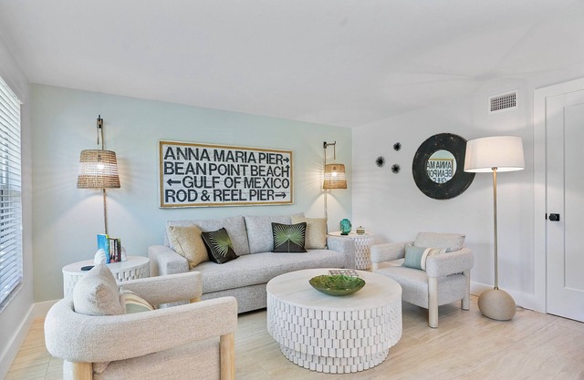Beautiful Villa, Perfect Small Getaway. Close to beach, beach gear provided!