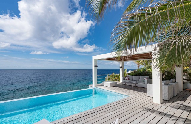 Beautiful villa with breathtaking views and direct access to the sea