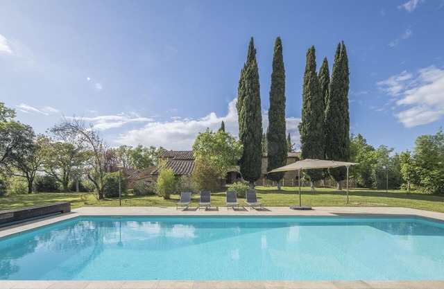 Beautiful villa with pool, A/C, WIFI, TV, veranda, pets allowed and parking, close to San Gimig.