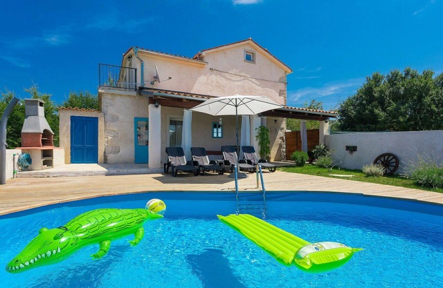 Beautiful villa with A/C, WIFI, private pool, TV, terrace, pets allowed, panoramic view and par.