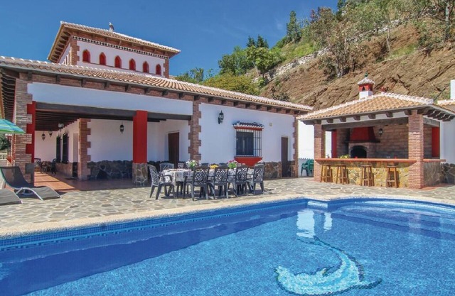 Beautiful villa with private swimming pool and Jacuzzi AX-2S