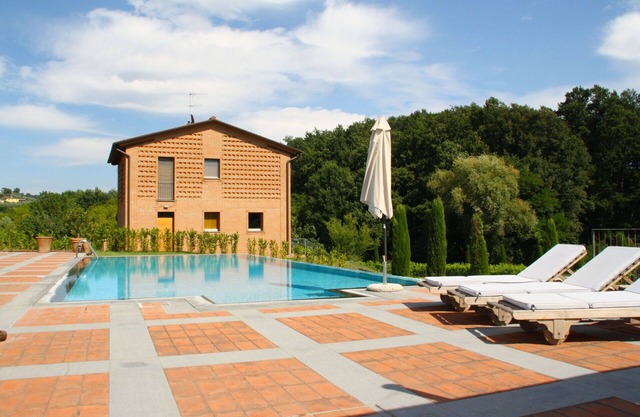 Beautiful villa with private pool, WIFI, TV, patio, pets allowed and panoramic view, close to L.