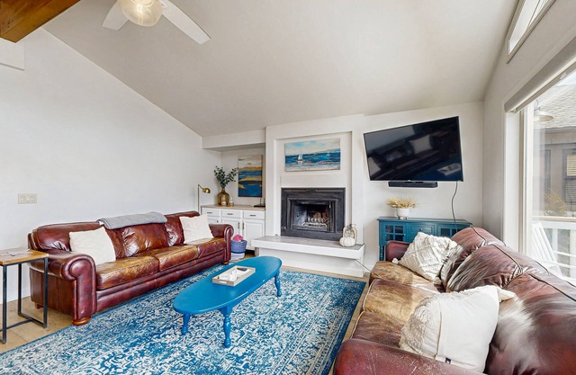 Beautiful water view home with access to bikes & kayaks - in a great location