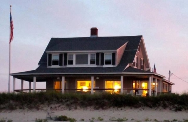 Beautiful Waterfront Beach House on Picturesque Cape Cod Bay
